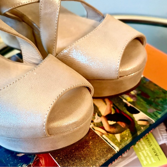 Chocolat Blu Winnie Wedge Sandals in Shimmering Gold, SZ 6/7 LIKE NEW! MSRP $184 - Picture 3 of 9